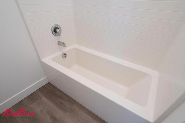 Building Photo - Pet Friendly 2 Bedroom Condo in Desert Color!