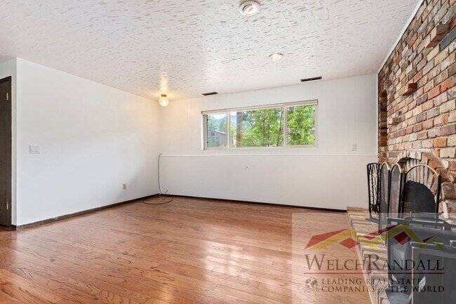 Building Photo - Cozy & Beautiful 4-Bed, 2-Bath Sandy Home ...