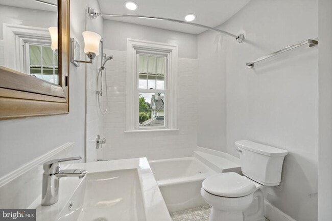 Building Photo - 428 Brookhurst Ave