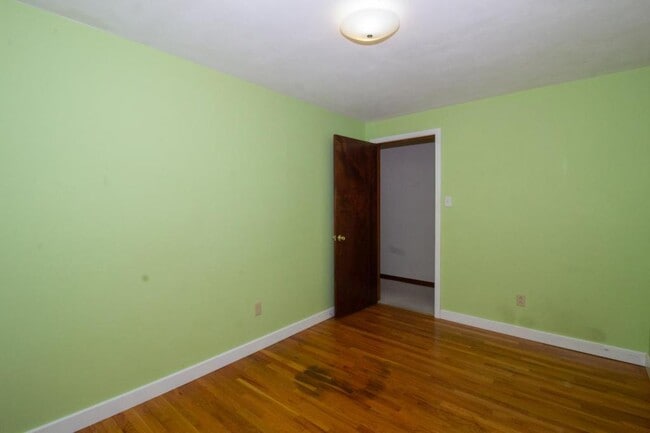 Building Photo - 517 E 2nd St