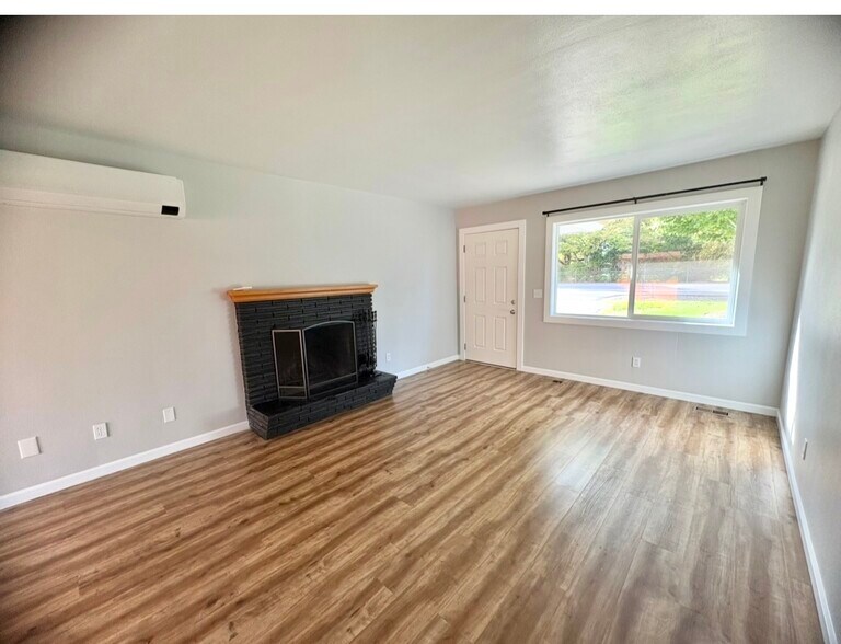 Building Photo - 1703 Springhill Dr NE