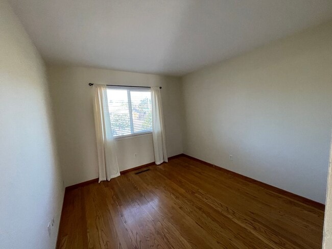 Building Photo - Great Shape Sunset West Single Family Home