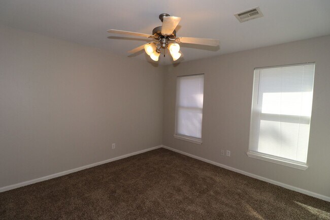Building Photo - Remodeled Duplex Rent ready!