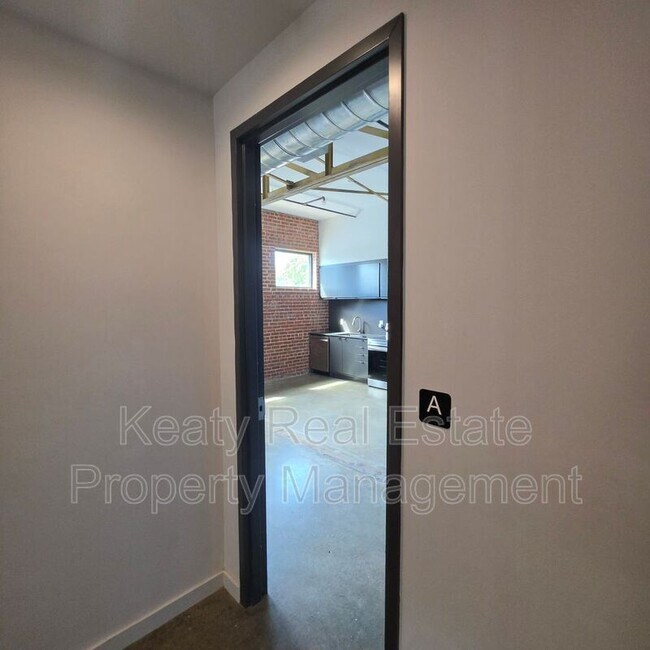 Building Photo - 136 E Cypress St