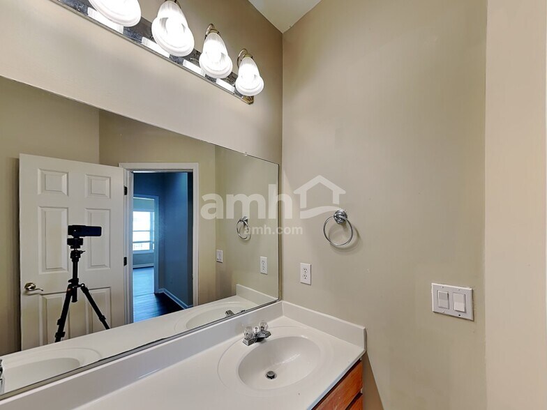 Building Photo - 7604 Cole Ln