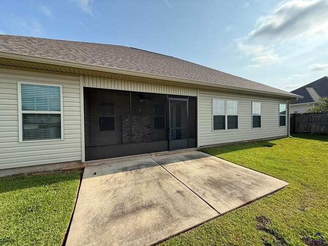 Building Photo - 313 Creek Ridge Dr