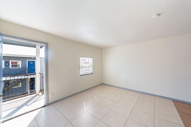 Building Photo - HALF OFF ON FIRST MONTHS RENT MOVE-IN SPECIAL