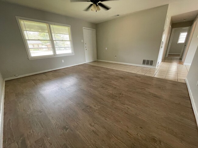 Building Photo - Cozy 3 bed 1 bath with quick access to Loop & I27!