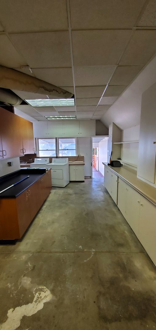 Building Photo - Beautifully Renovated Vintage  2 bedroom 2...