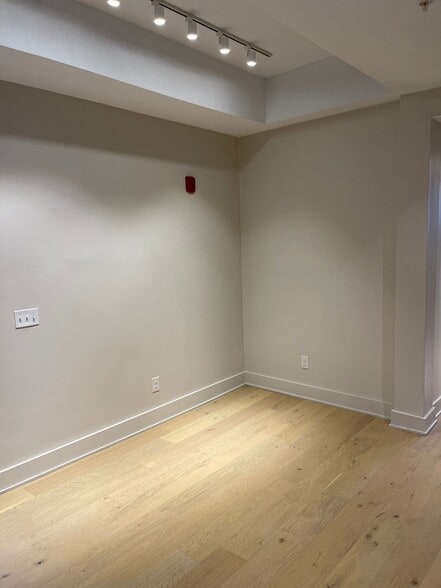 Building Photo - 182 Waterman St
