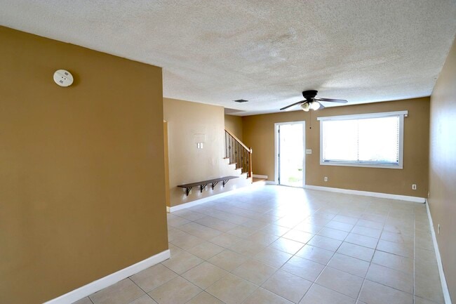 Building Photo - 2303 Seaside Dr