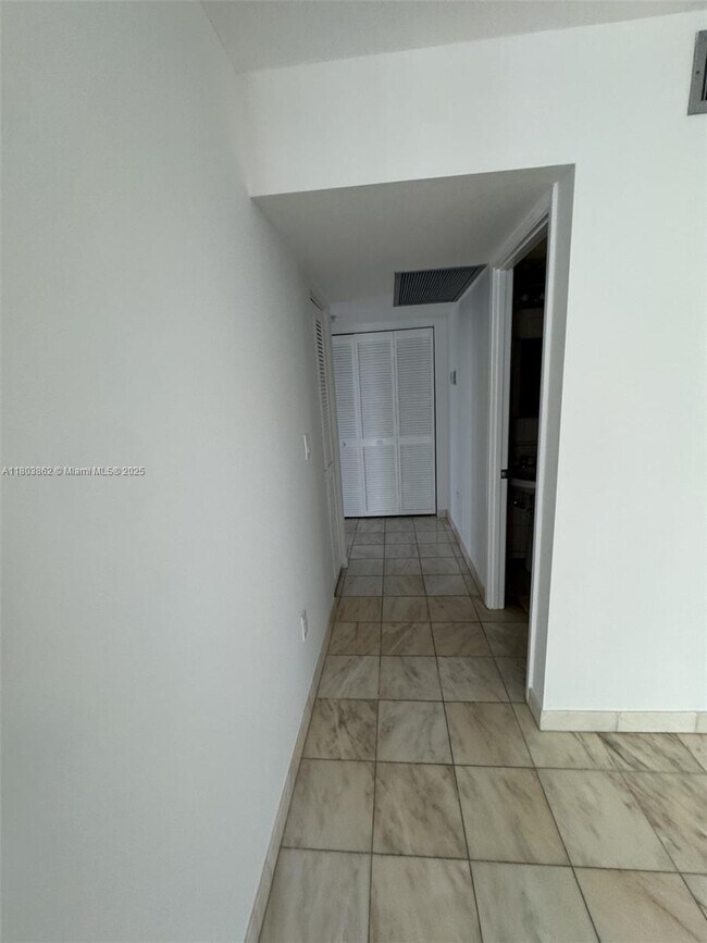 Building Photo - 15645 Collins Ave