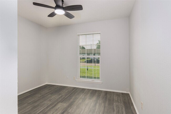 Building Photo - 4158 Bermuda Dr