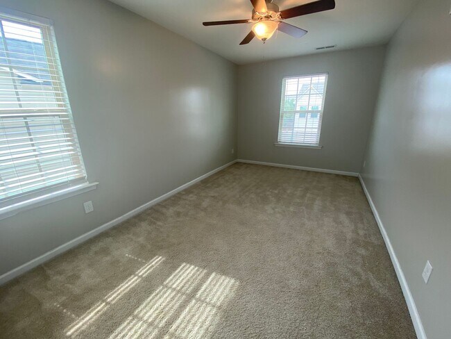Building Photo - 35 S Grey Abbey Dr