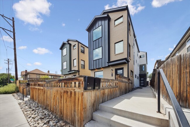 Building Photo - Fantastic Front Side Luxury Denver Townhome!