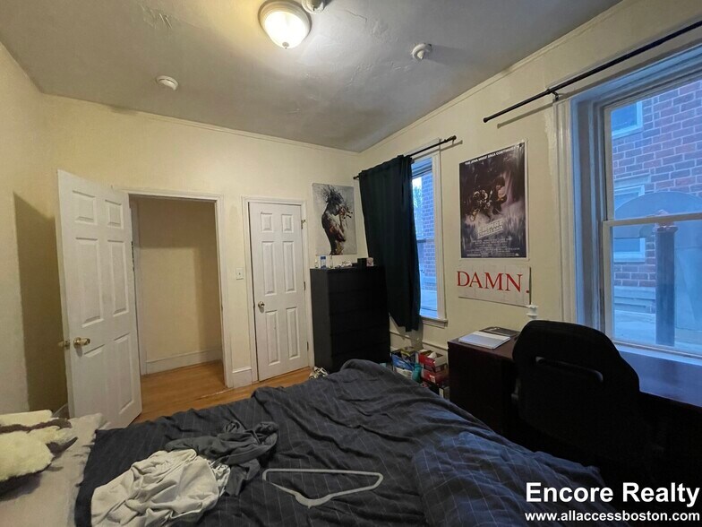 Building Photo - 66 Egmont St