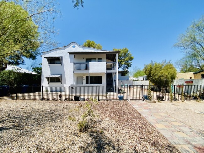 Building Photo - Renovated Townhome with Spacious Yard! W/D...