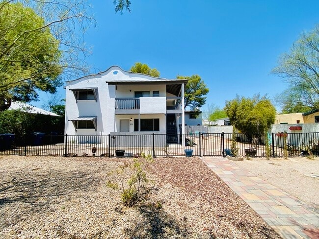 Building Photo - Washer/Dryer in Unit! Remodeled Townhome i...