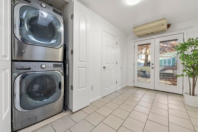 Building Photo - 40 Van Reypen St