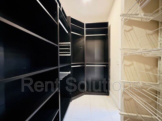 Building Photo - 3015 Tall Pine Dr