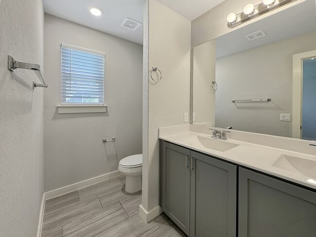 Building Photo - 736 Ft Leonard