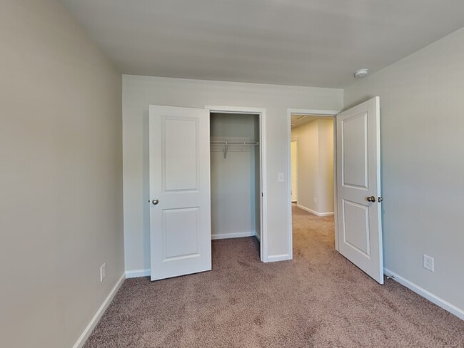 Building Photo - Located in desirable Ashton Lakes neigComi...