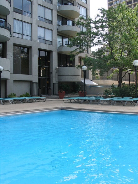 Building Photo - 2020 N Lincoln Park W