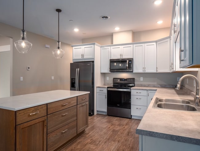 Building Photo - 628 Tree Farm Ln