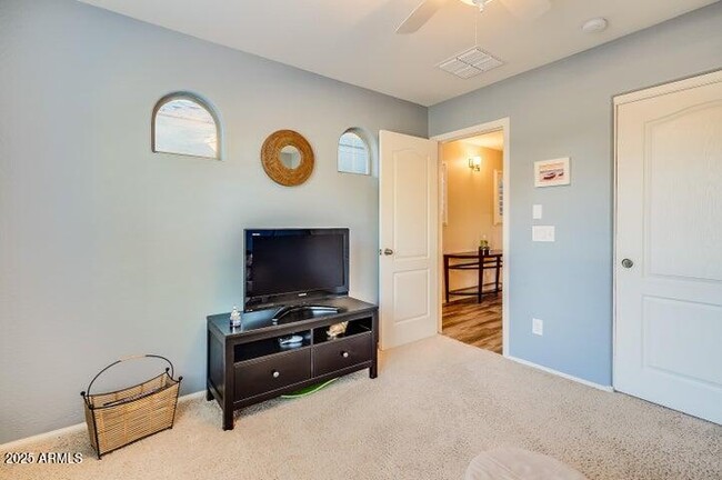 Building Photo - 2938 E Quiet Hollow Ln