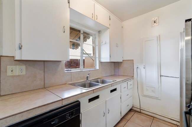 Building Photo - Private Home Steps away from U of A Campus!