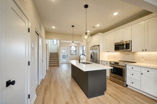 Building Photo - 506 37th Ave NE