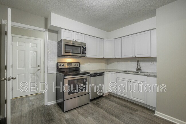 Building Photo - 11813 Henry Ave