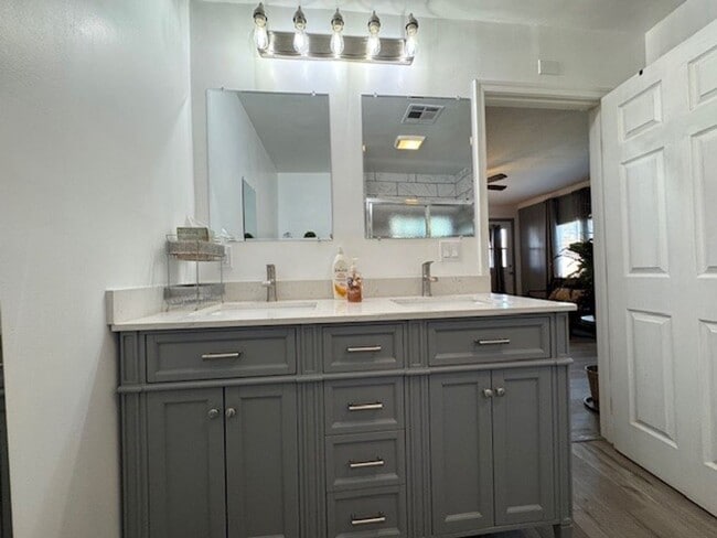 Building Photo - 3 BR 2 bath Furnished home Utilities Included & Brand new Interior-Custom Remodel