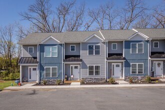 Building Photo - 3 Bedroom 2.5 Bathroom Townhome for Rent in Elkton!