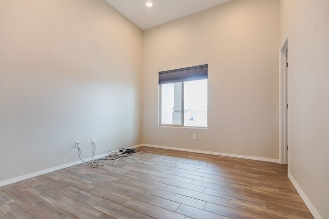 Building Photo - Modern 4 Bed 3 Bath - Pets Allowed!