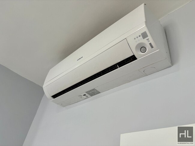 Building Photo - 13 Monroe St