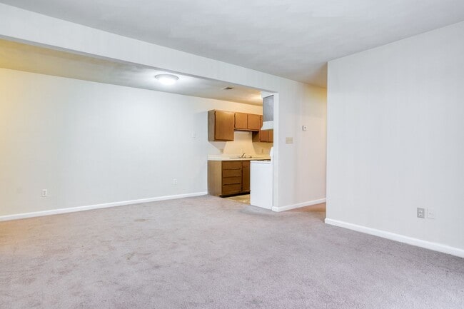 Building Photo - 2 bed/1 bath  Undergrads. On bus line. Pet Friendly.