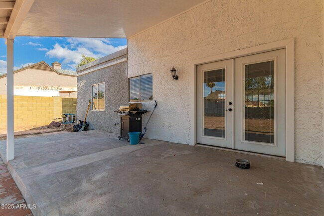 Building Photo - 6038 W Gelding Dr