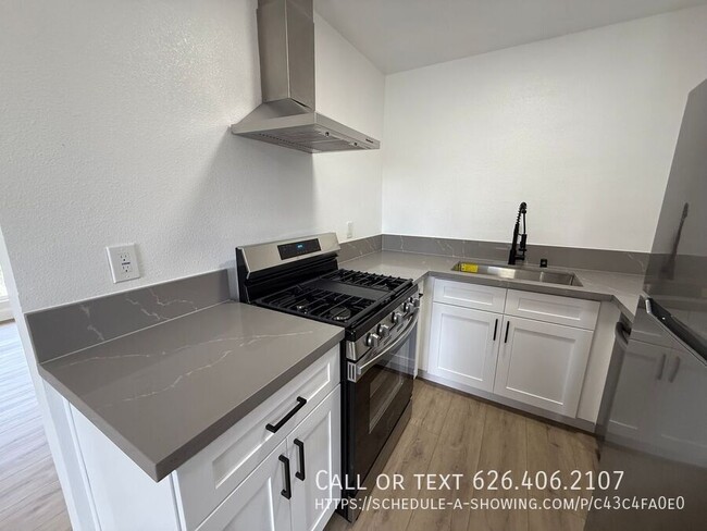 Building Photo - Modern 1-Bedroom-1 MONTH FREE  | In-Unit W...