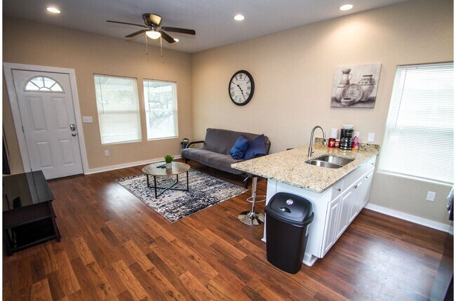 Building Photo - Renovated 1BR/1BA Downtown Home
