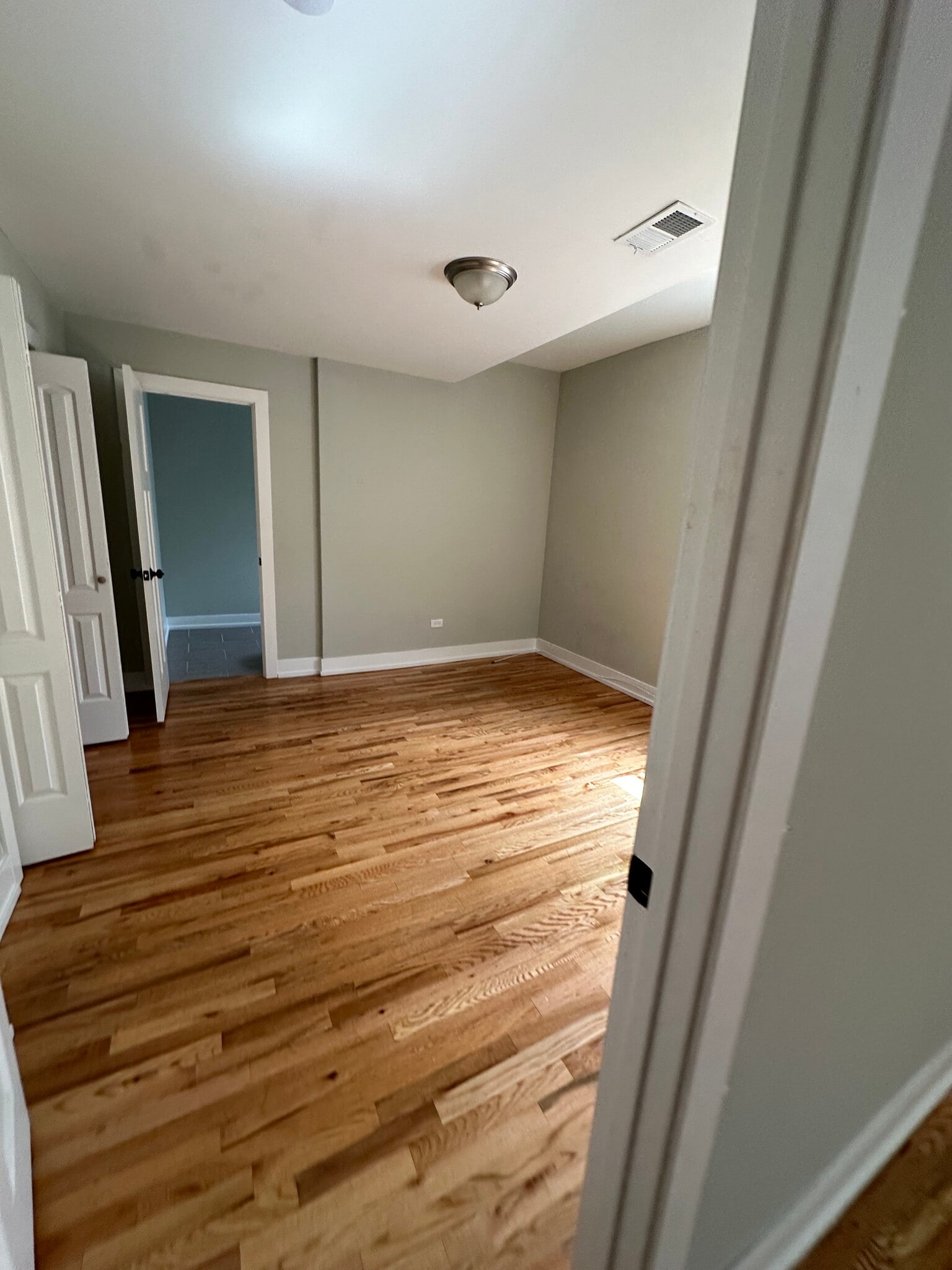 Building Photo - 910 W George St