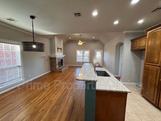 Building Photo - 528 North Willow Pl W