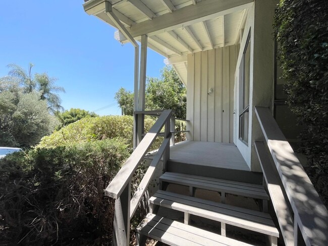 Building Photo - 2 Bedroom 1 Bath Room Fully Updated Single...