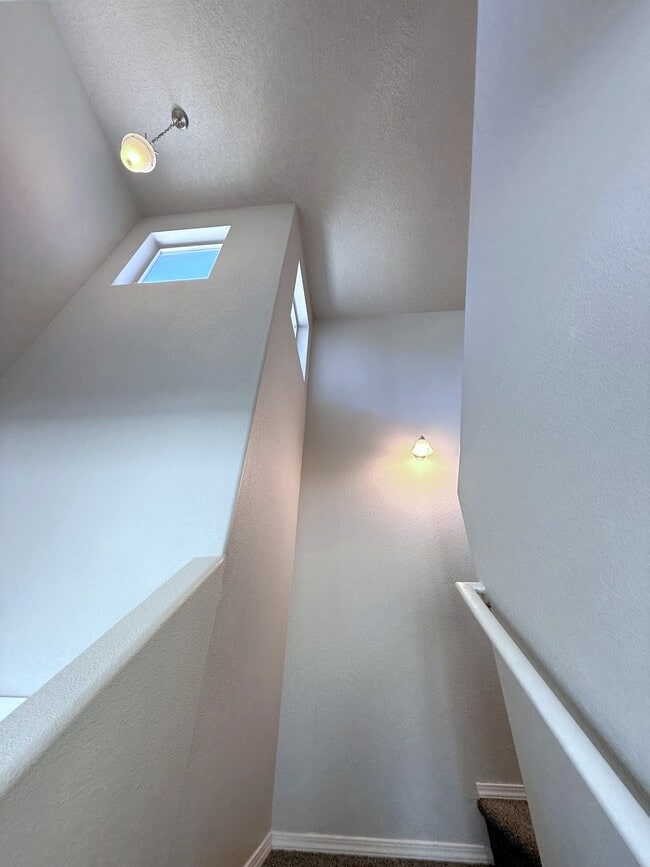 Building Photo - 8936 Mission Ridge Dr