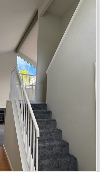 Building Photo - 28 Pine Tree Ct