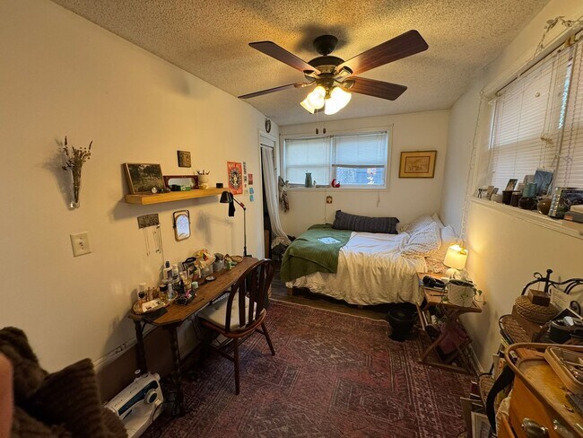 Building Photo - Charming 3 bed/2bath Cottage!