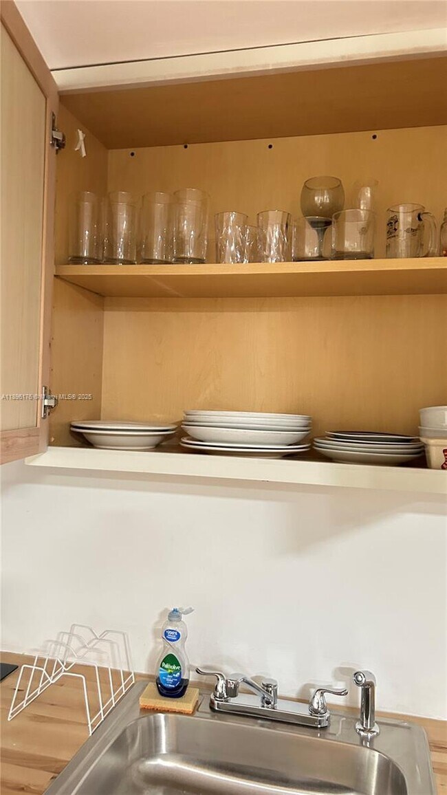 Building Photo - 825 Brickell Bay Dr