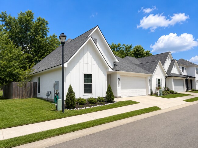 Building Photo - Custom Home Off Tiger Bend|Great Location