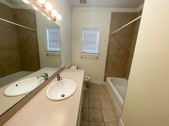 Building Photo - Nice Home located in Rosewood area and clo...