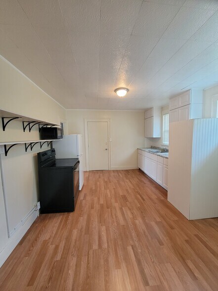 Kitchen - 558 N Grant Ave